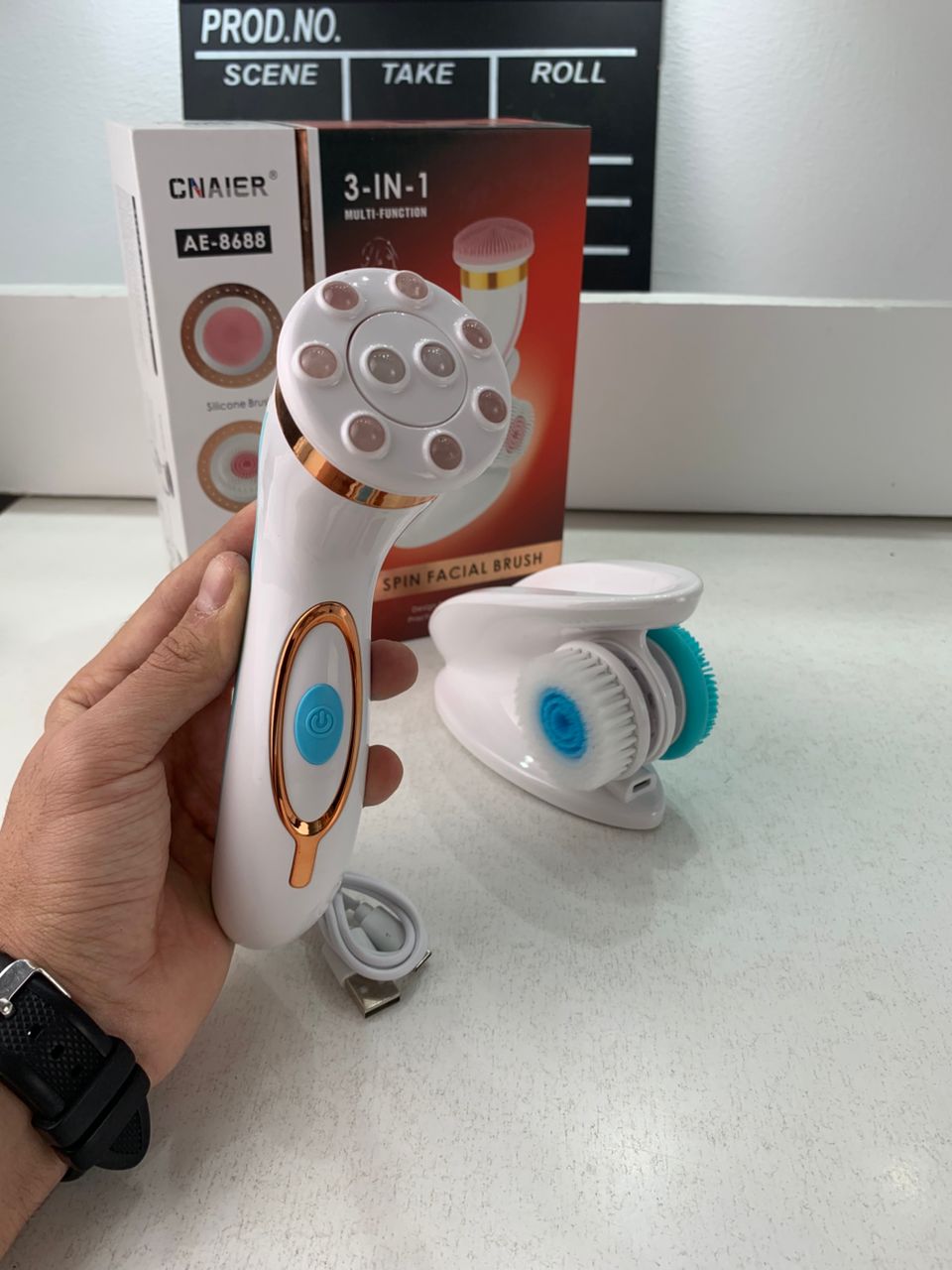 Brosse Nettoyante Électrique Cnaier AE-8788 3 Têtes Rotatives Recharge USB – جهاز تنظيف البشرة بعمق