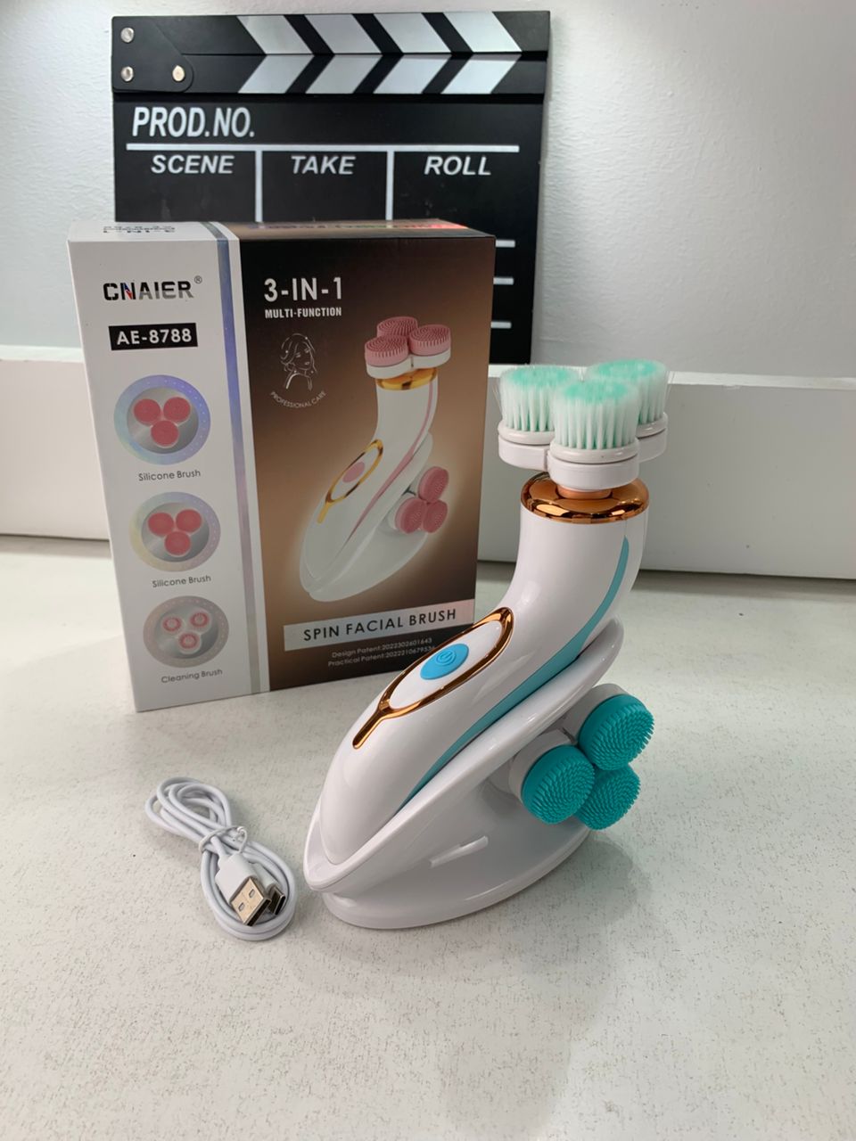 Brosse Nettoyante Électrique Cnaier AE-8788 3 Têtes Rotatives Recharge USB – جهاز تنظيف البشرة بعمق